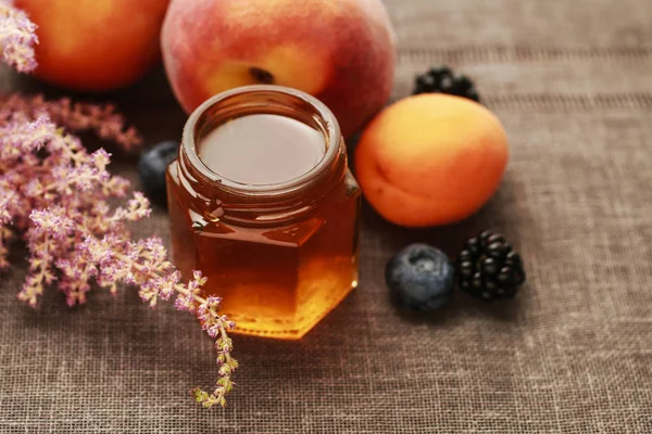 Pot met honing en herfst fruit. — Stockfoto