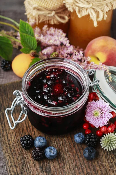 Glas Marmelade und Herbstfrüchte — Stockfoto