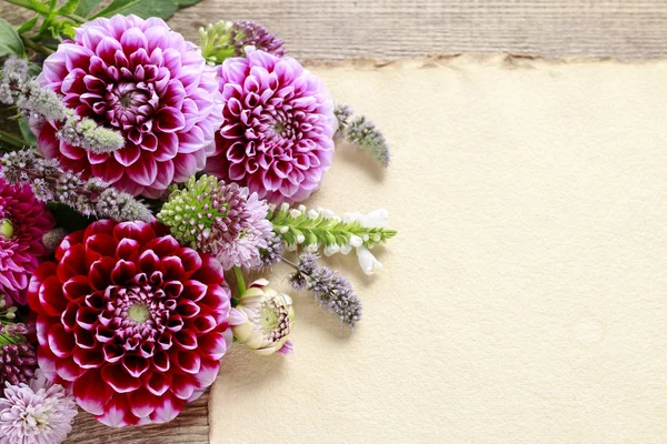 Fleurs Dahlia et carte papier vintage — Photo