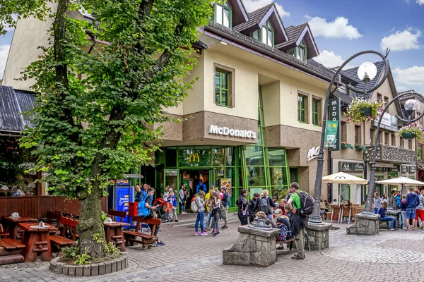 Zakopane, Lengyelország - augusztus 12, 2016: Krupowki street, a fő ci — Stock Fotó