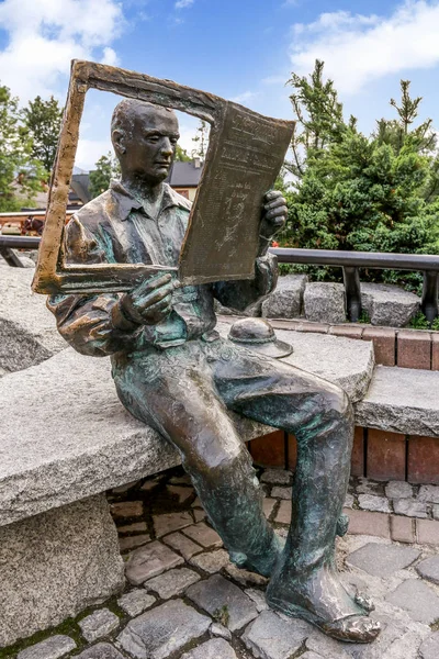 ZAKOPANE, POLAND - AUGUST 12, 2016: Monument of a man with newsp — Stock Photo, Image