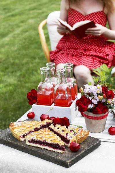 Torta de cereja na mesa de festa do jardim . — Fotografia de Stock