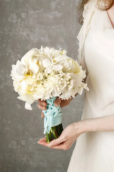 Donna in abito bianco con bouquet bianco con peonie, carna — Foto Stock