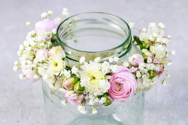 Grinalda de casamento com flores de rosa, ranúnculo e crisântemo . — Fotografia de Stock