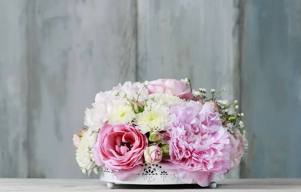 Arreglo floral con peonías rosadas, rosas diminutas, crisantemos —  Fotos de Stock