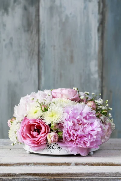 Blumenschmuck mit rosa Pfingstrosen, winzigen Rosen, Chrysanthemen — Stockfoto