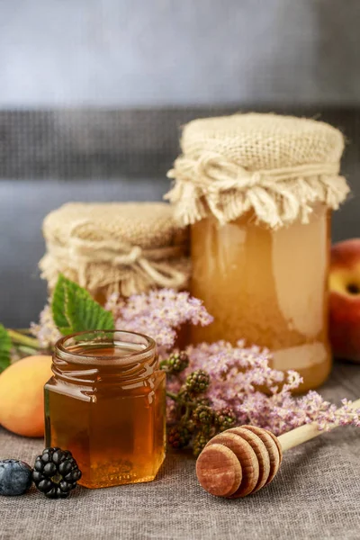 Burk med honung och höstens frukter. — Stockfoto