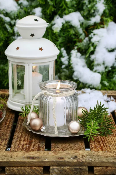 Kerstdecoraties in wintertuin — Stockfoto