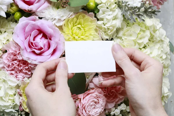 Žena hospodářství prázdné papírové karty. Romantický květinový ornament — Stock fotografie