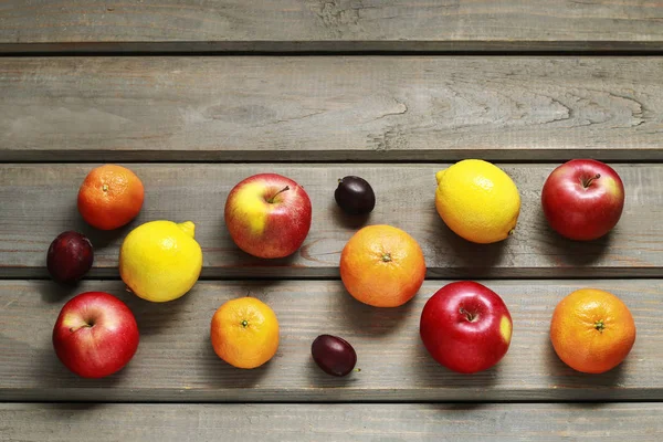 Färgglada frukter på träbord — Stockfoto