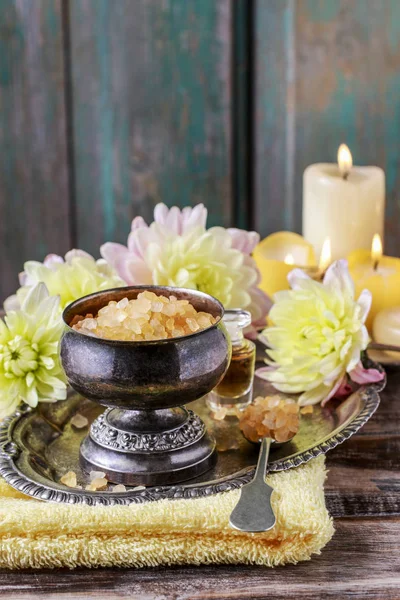 Bowl of yellow sea salt and dahlia flowers — Stock Photo, Image