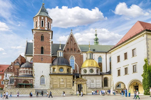 Krakow, Polonya - 21 Ağustos 2016: Wawel Royal Castle — Stok fotoğraf