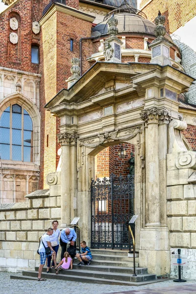 Kraków - 21 sierpnia 2016 roku: Zamek Królewski na Wawelu — Zdjęcie stockowe