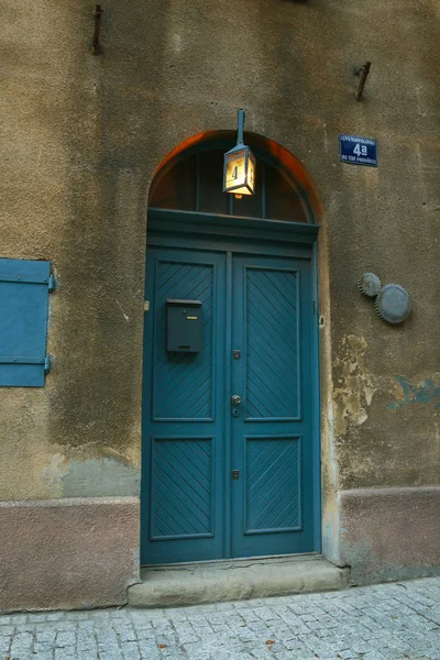 KRAKOW, POLÓNIA - 22 de agosto de 2016: Porta de madeira para o antigo — Fotografia de Stock