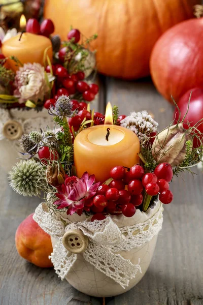 Floral arrangement with dry plants and candle in ceramic pot. — Stock Photo, Image