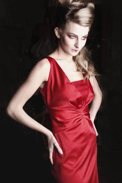 黒の背景に赤いドレスの女 — ストック写真