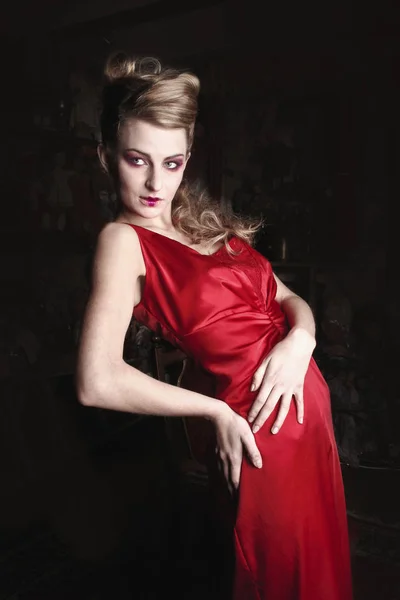 Femme en robe rouge sur fond noir — Photo