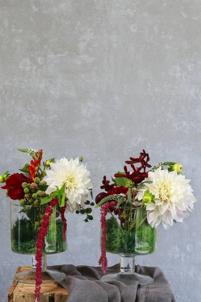 Arranjo floral com dálias brancas — Fotografia de Stock