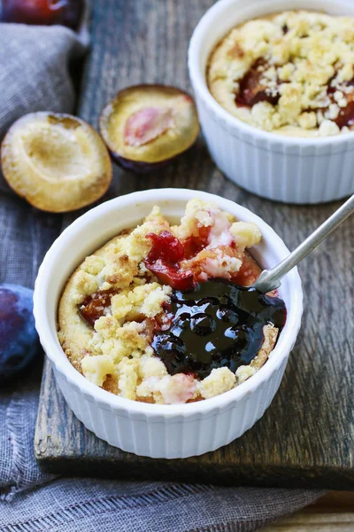 Crumble plum pie — Stock Photo, Image