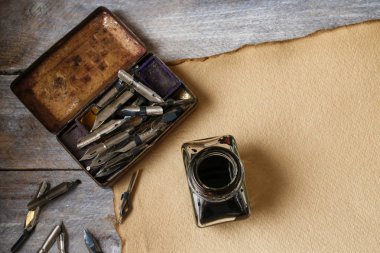 Eski Hazretleri, InkWell ve vintage kağıt