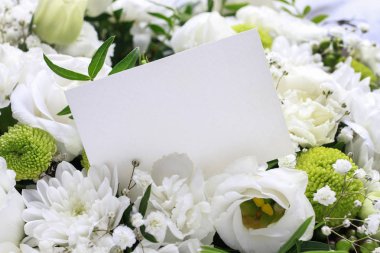 Eustoma, karanfil ve Kasımpatı akışı ile çiçek arka plan