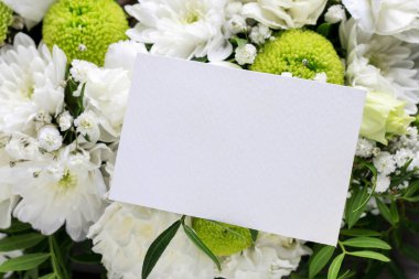 Eustoma, karanfil ve Kasımpatı akışı ile çiçek arka plan