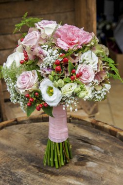 Düğün buketi karanfil, gül, eustoma ve hypericum.