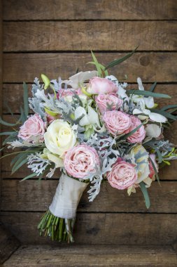 Düğün buket gül, eustoma ve orkide çiçekli.