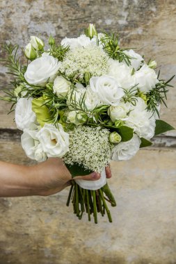 Düğün buketi karanfil, gül ve eustoma çiçekli