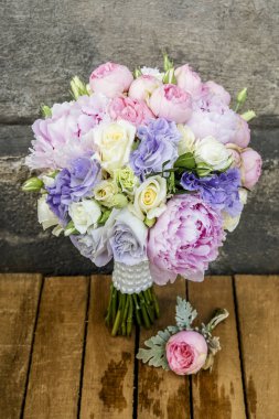 Düğün buketi peonies, gül ve eustoma çiçekler. 