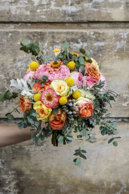 Düğün buket çiçek gül, zinnia ve brunia ile.