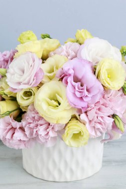 Pembe karanfil ve sarı eustoma çiçek çiçek aranjmanı