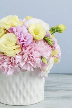 Pembe karanfil ve sarı eustoma çiçek çiçek aranjmanı