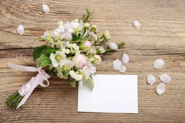 Çiçekli dallar elma ağacı, th lilly ile romantik buket