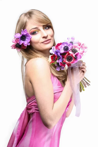 Bella ragazza che tiene bouquet di fiori — Foto Stock
