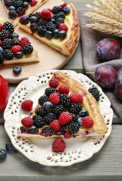 Fruchtkuchen mit Brombeeren, Himbeeren und Blaubeeren — Stockfoto