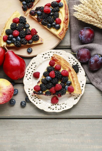 Kawałka tarty owocowe z jeżyn, malin i blueberri — Zdjęcie stockowe
