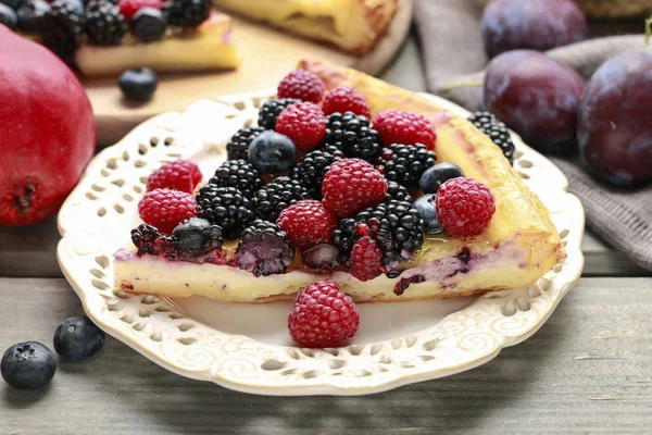 Trozo de tarta de frutas con moras, frambuesas y arándanos —  Fotos de Stock