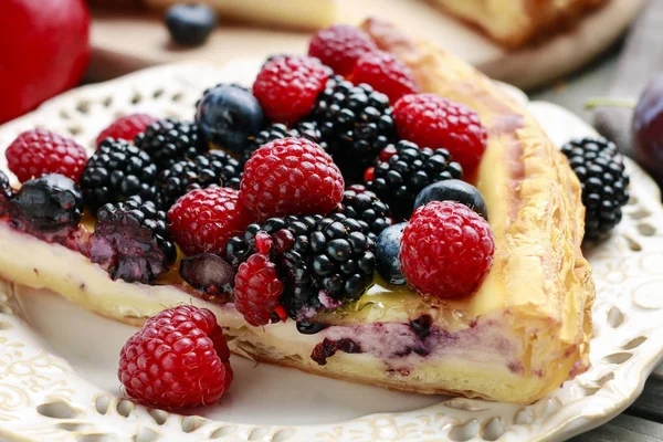 Trozo de tarta de frutas con moras, frambuesas y arándanos — Foto de Stock