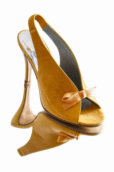 Sarı kadın ayakkabı — Stok fotoğraf