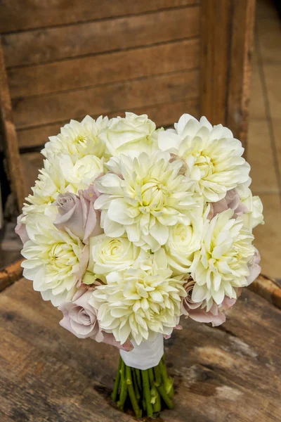 Wedding bouquet with yellow dahlias — Stock Photo, Image