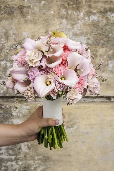Свадебный букет с гвоздиками и розовыми цветами калы — стоковое фото