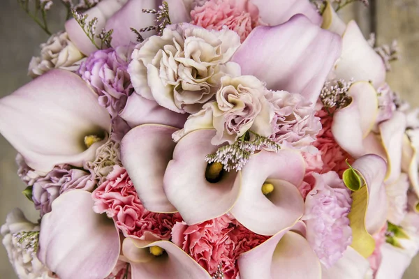 Bouquet da sposa con garofani e fiori di calla rosa — Foto Stock