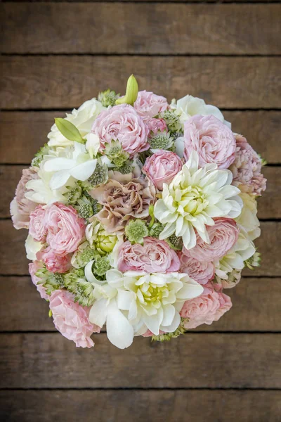 Buquê de casamento com rosas, dálias e cravos — Fotografia de Stock