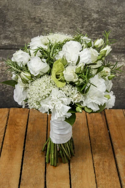 Bröllop bukett med nejlika, ros och Prärieklocka blommor — Stockfoto