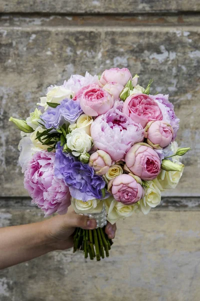 Buquê de casamento com peônias, rosas e flores de eustoma . — Fotografia de Stock