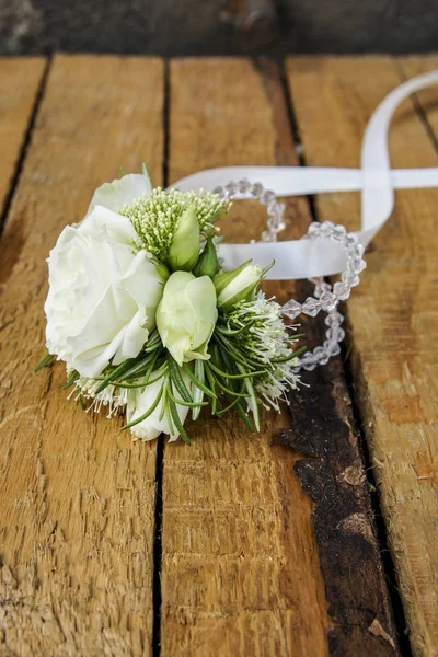 Rose és eustoma virágok esküvői karkötő — Stock Fotó