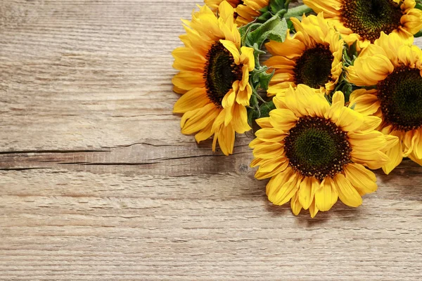 Girasoli su sfondo di legno — Foto Stock