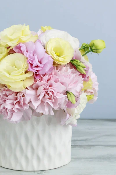 Arranjo floral com cravo rosa e flor de eustoma amarelo — Fotografia de Stock