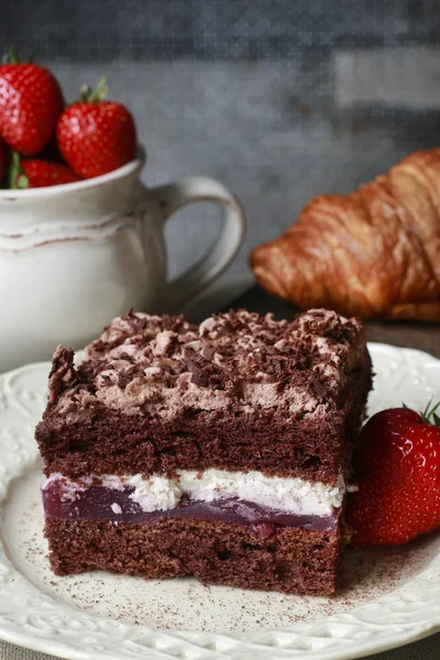 Chocolate cake z owoców warstw — Zdjęcie stockowe